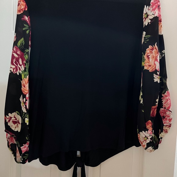T.D.C. EUC BLACK BLOUSE WITH OPEN BACK & LONG ROSE SLEEVES - Picture 7 of 11